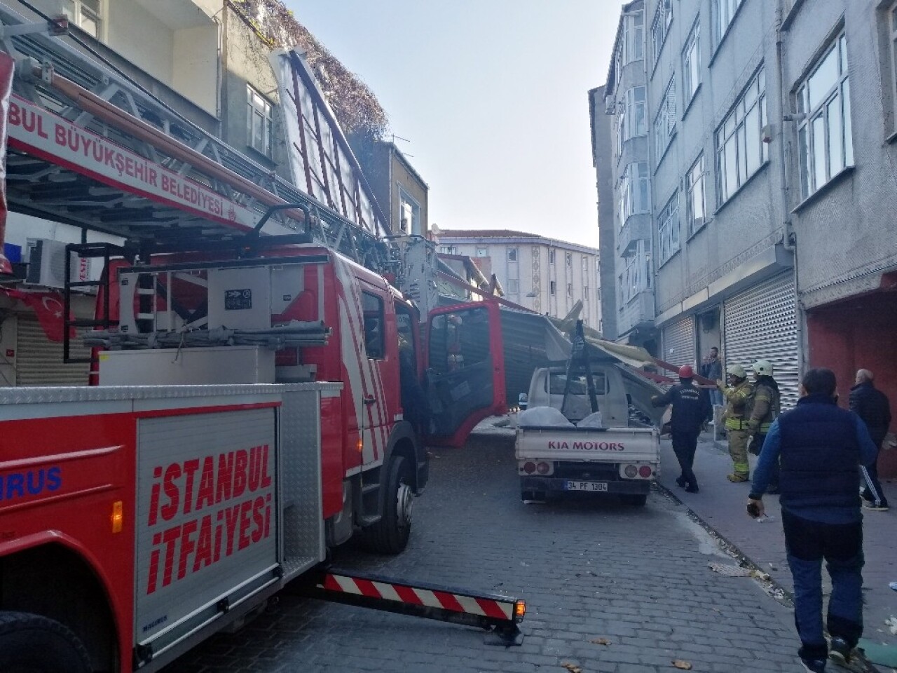 Baba ve çocuğu uçan çatının altında kalmaktan saniyelerle kurtuldu