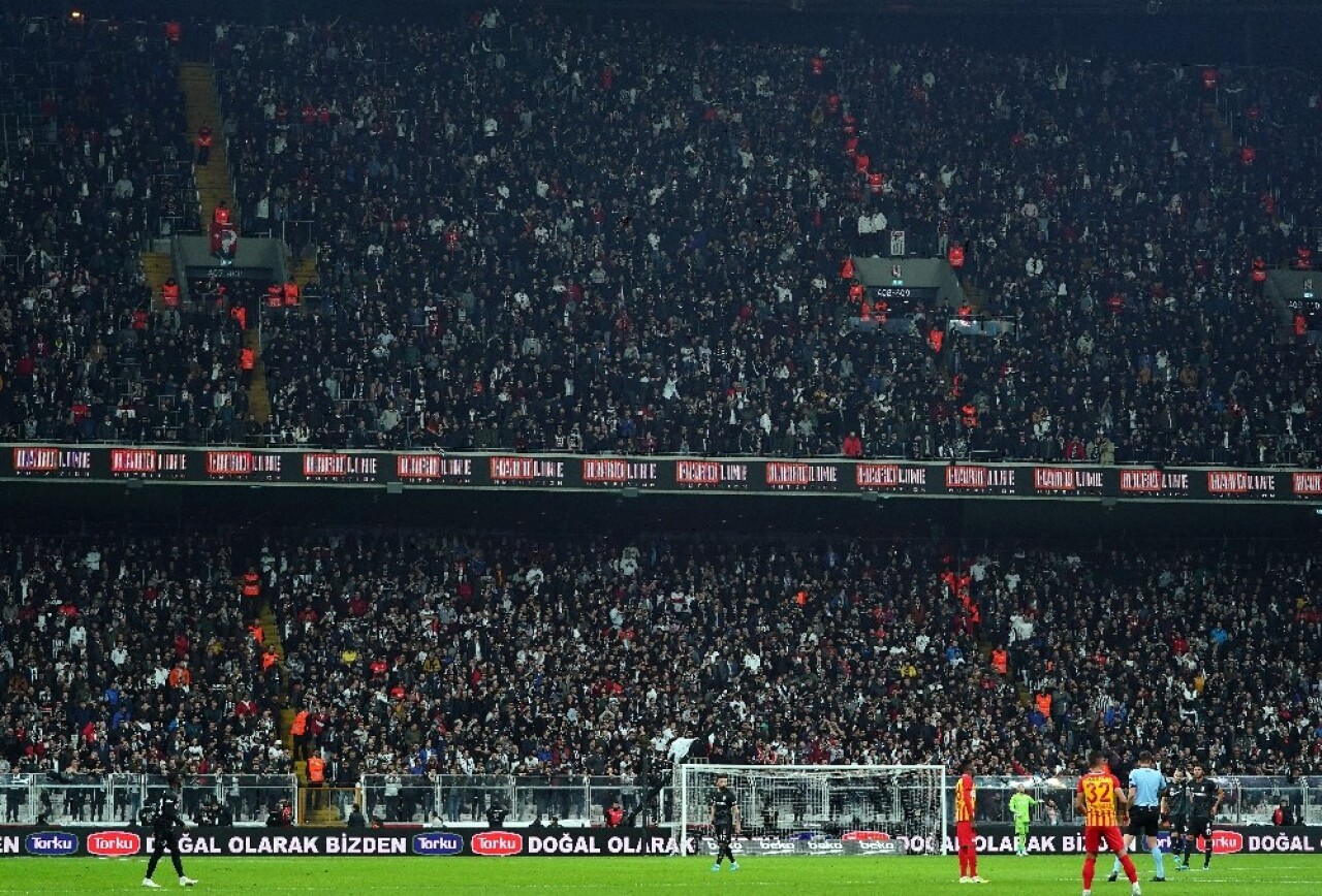 Beşiktaş’ta soğuğa rağmen tribünler doldu