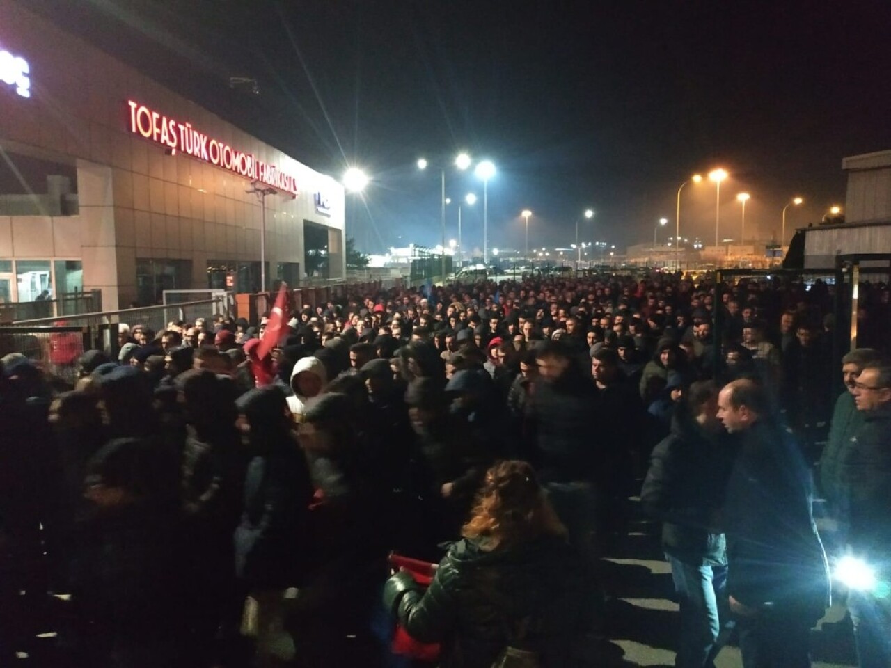 Bin işçi TOFAŞ’ın önünde meşale ve sloganlarla yürüdü