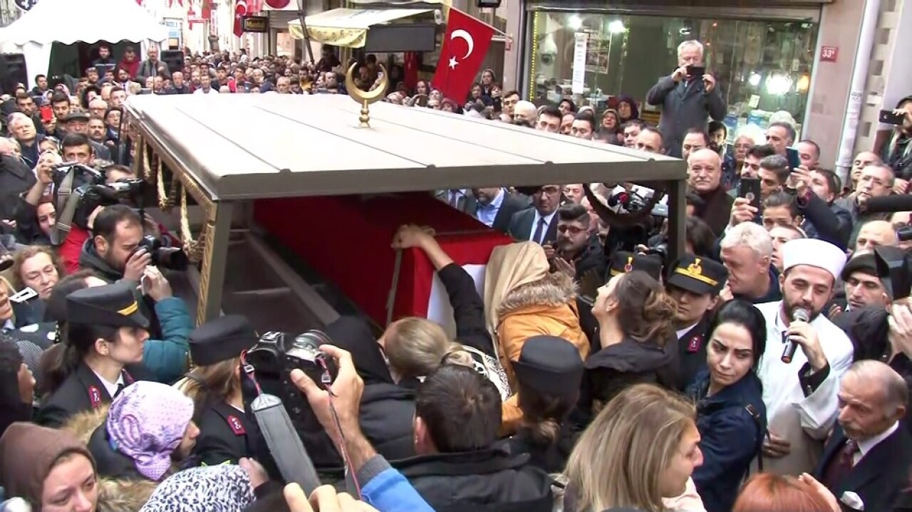 Bomba imha uzmanı şehit Esra Çevik, son kez annesinin evine getirildi