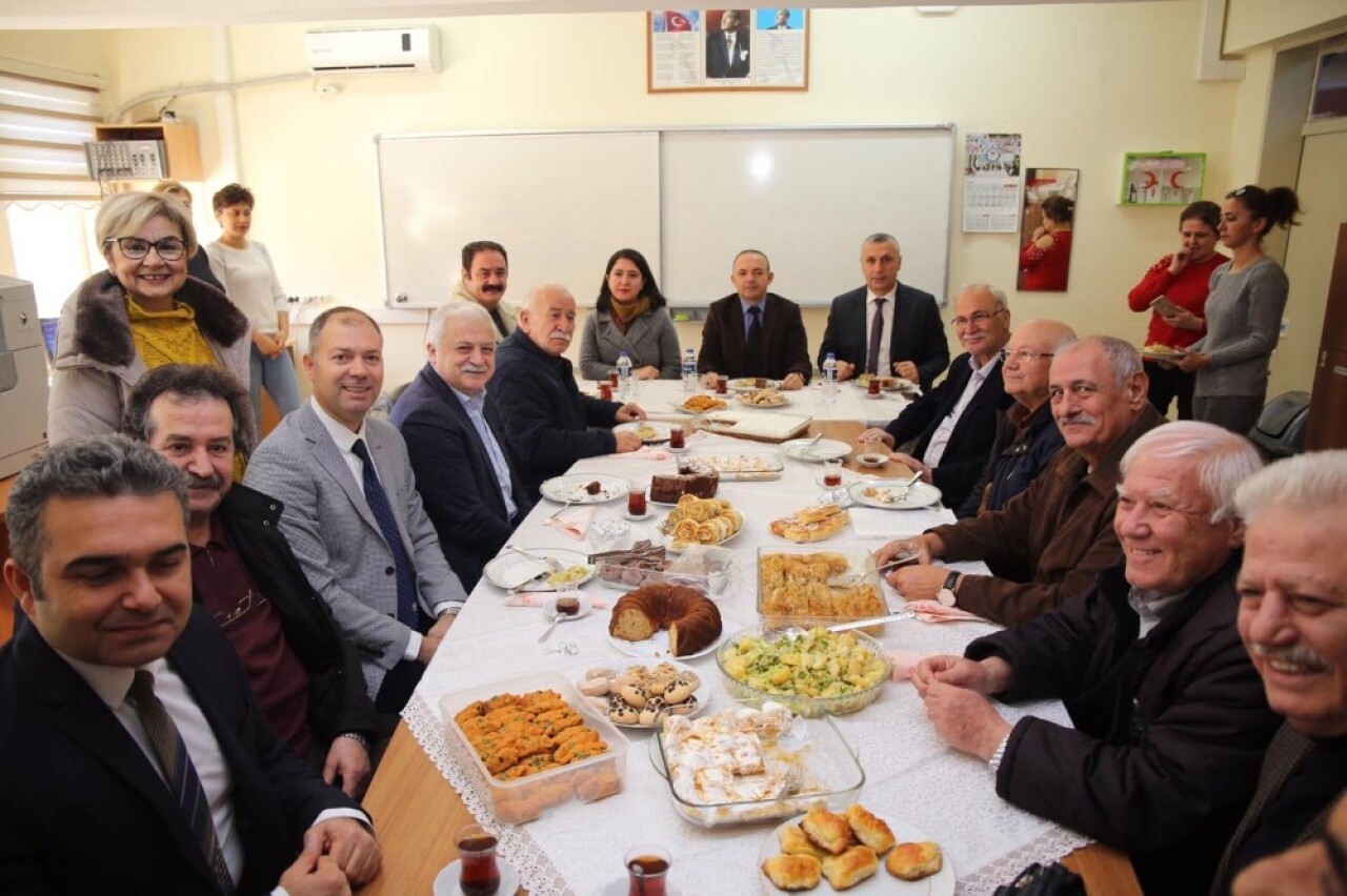 Burhaniye’de öğrenciler eski sporcularla tanıştı