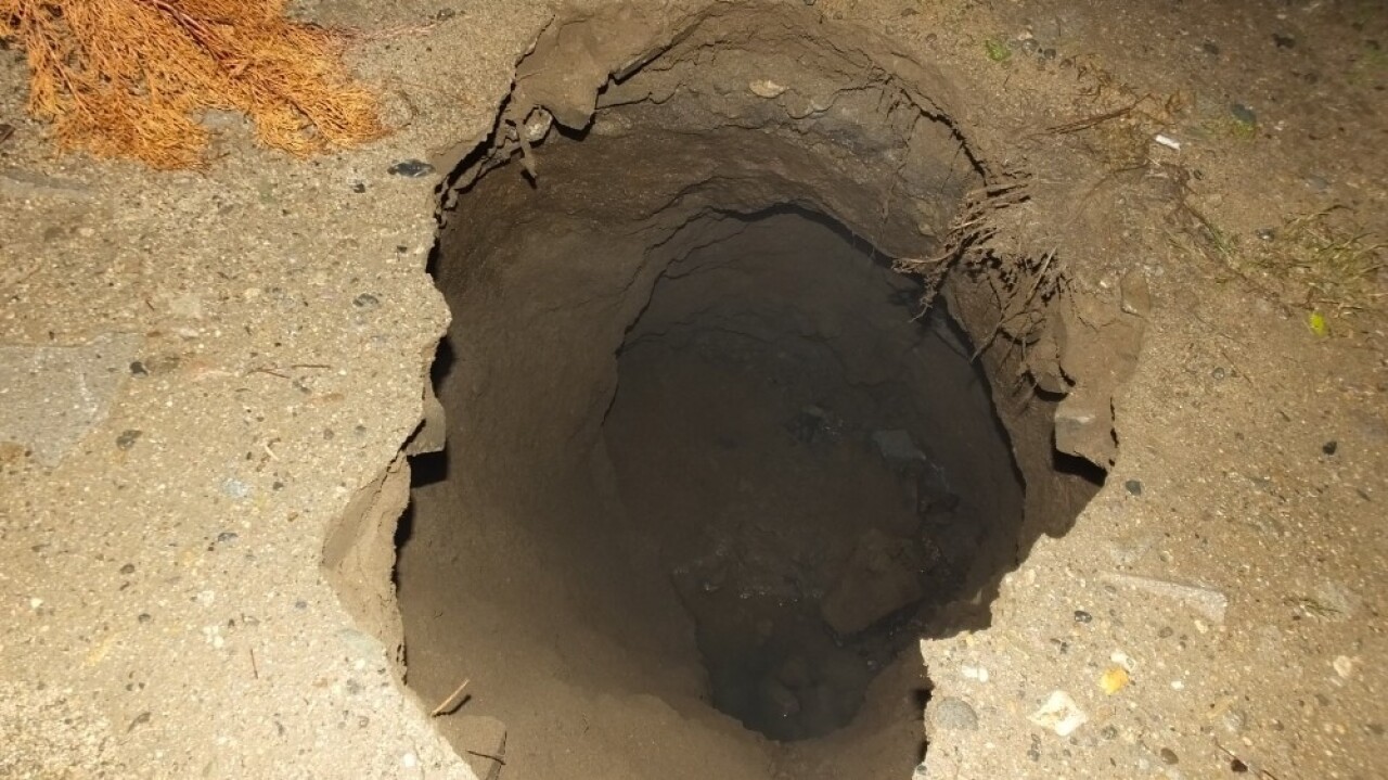 Burhaniye’de sel suları kaldırımda çukur oluşturdu