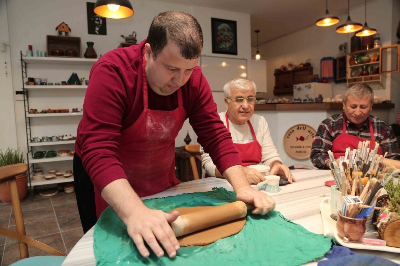 Çamur, engellilerin ellerinde sanat eserine dönüşüyor