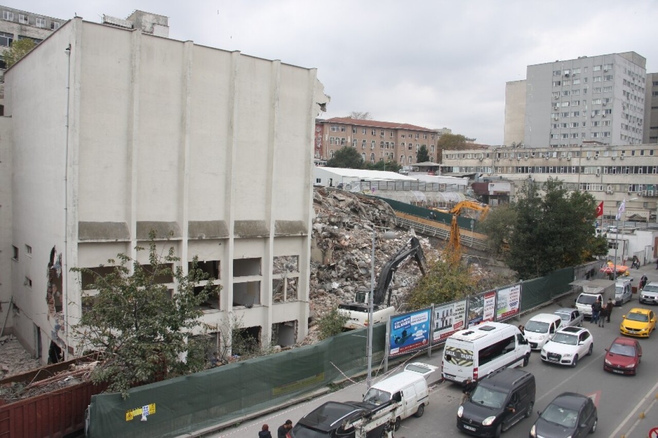 Çapa Diş Hekimliği Fakültesi’nde yıkım çalışmaları başladı
