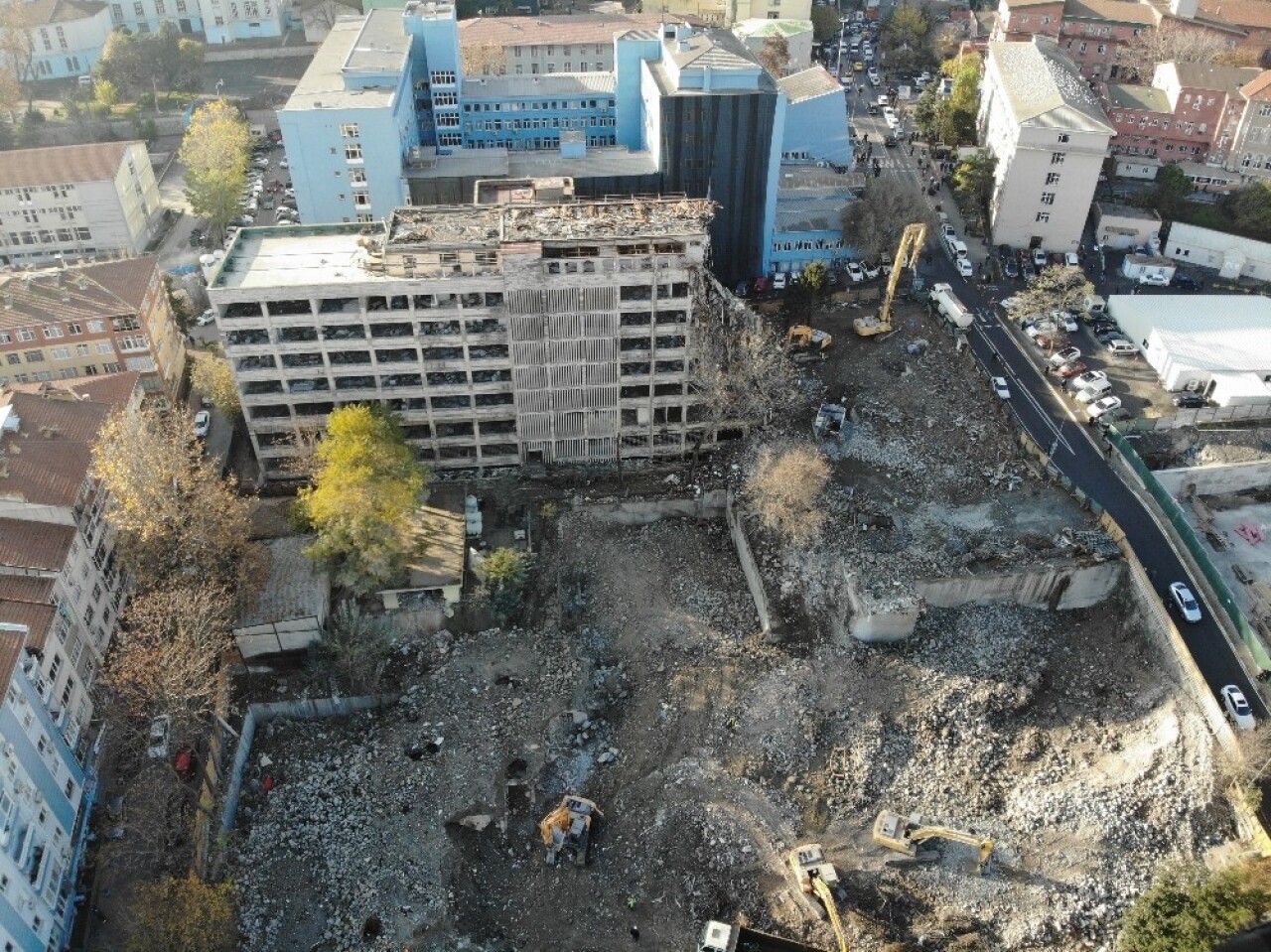 Çapa Diş Hekimliği Fakültesi’nde yıkım çalışmaları devam ediyor