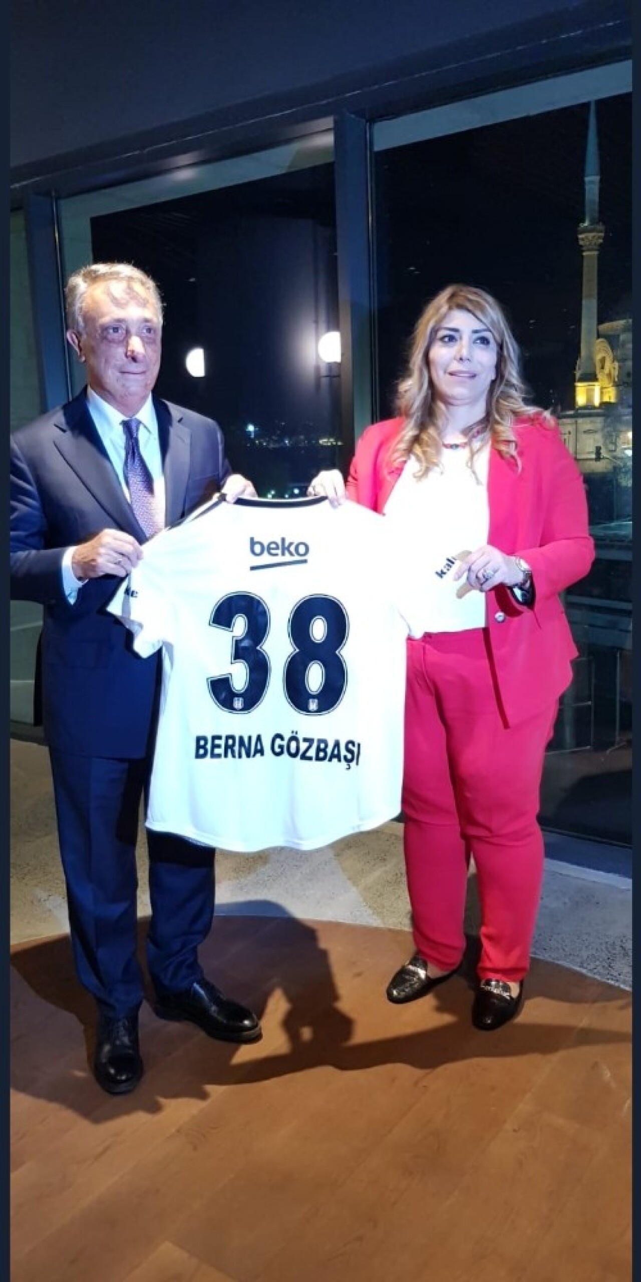 Çebi’den Berna Gözbaşı’na forma hediyesi