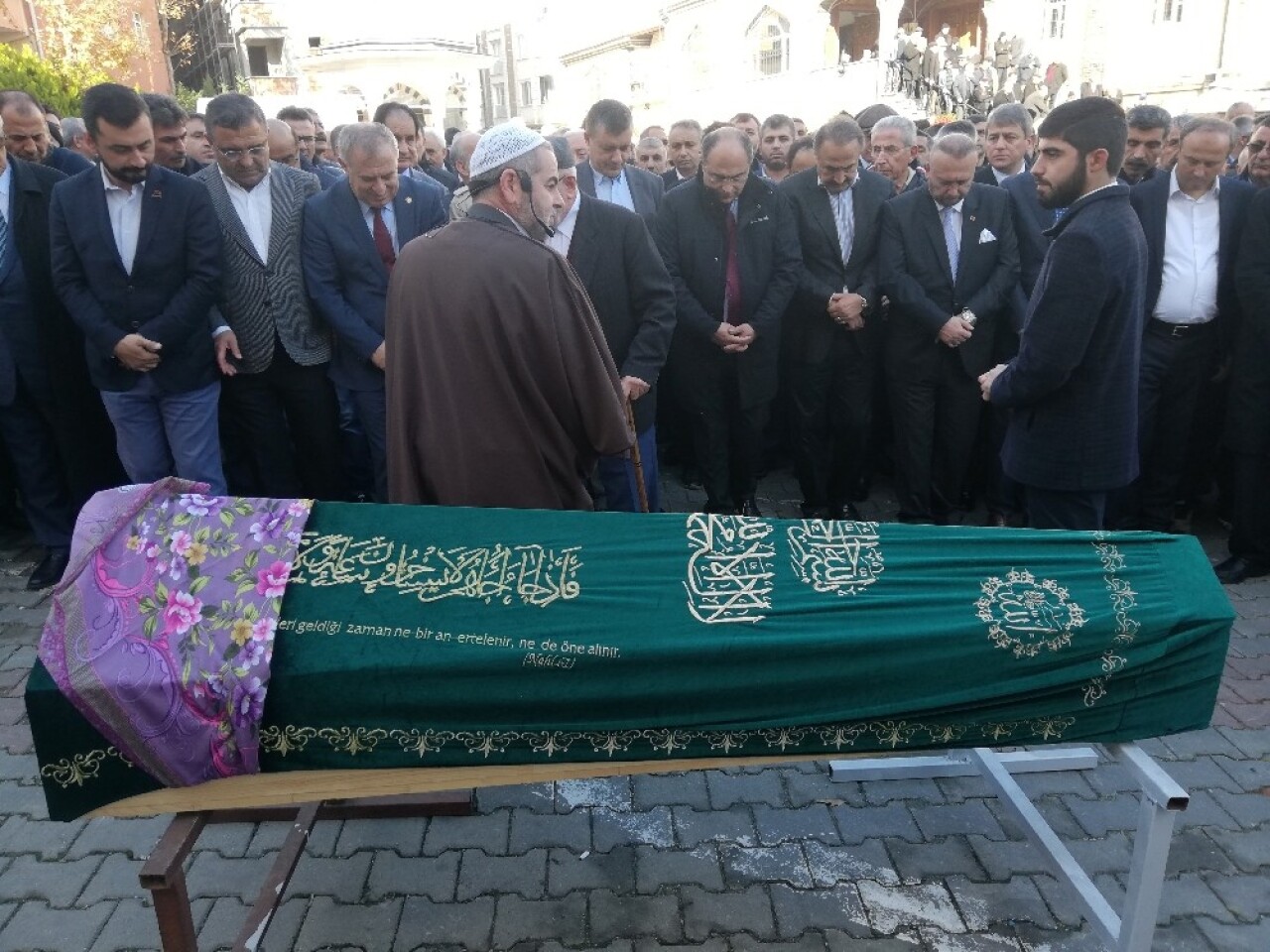 CHP’li eski belediye başkanın eşi son yolculuğuna uğurlandı