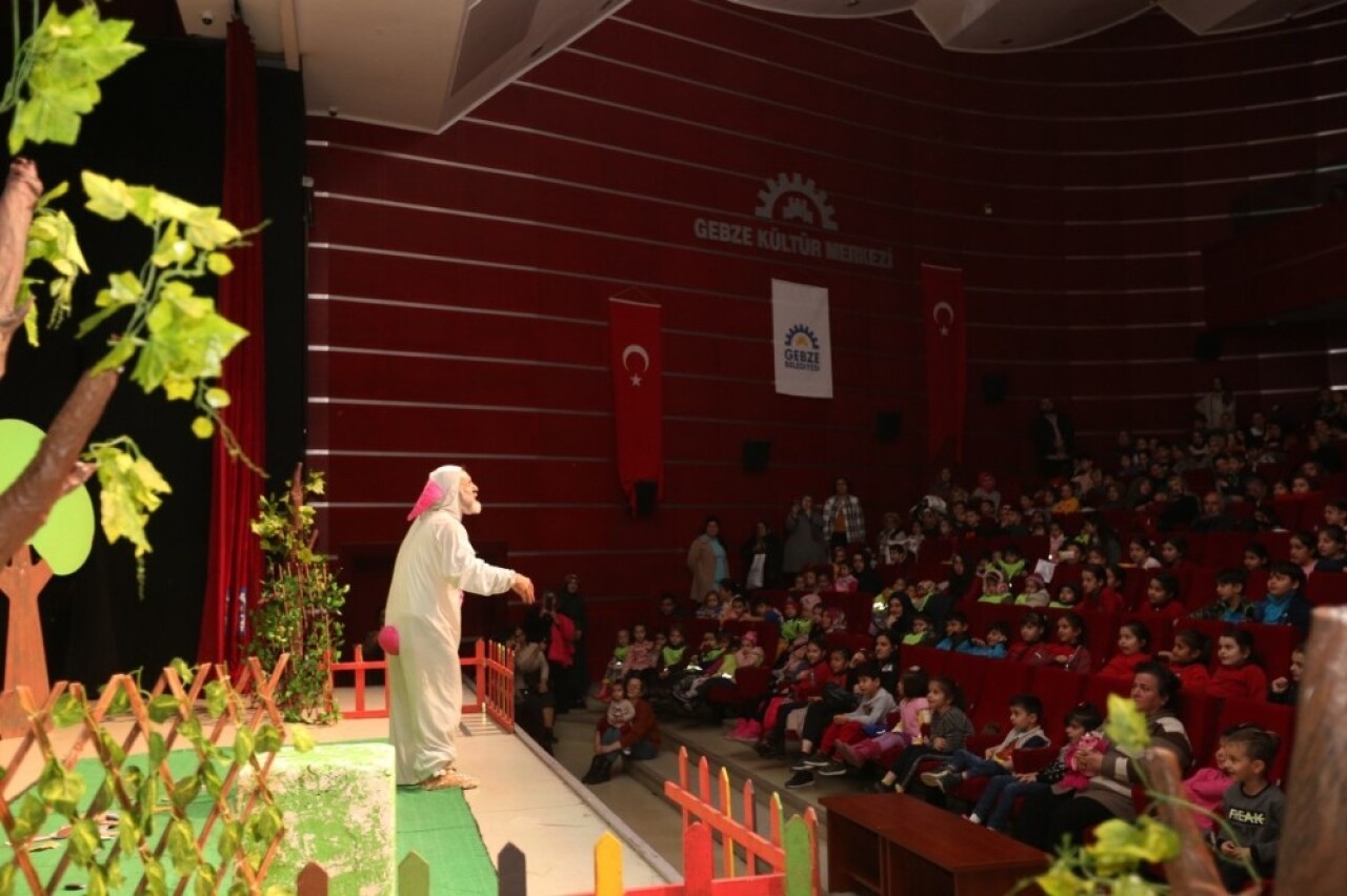 Çocuklar ‘Abur Cubur Tavşan’ ile eğlendi