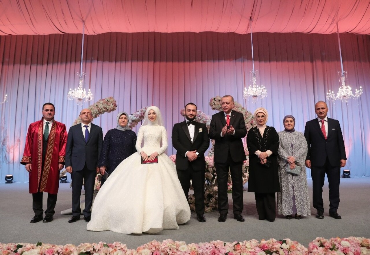 Cumhurbaşkanı Erdoğan, Bakan Turhan’ın oğlunun nikah şahidi oldu