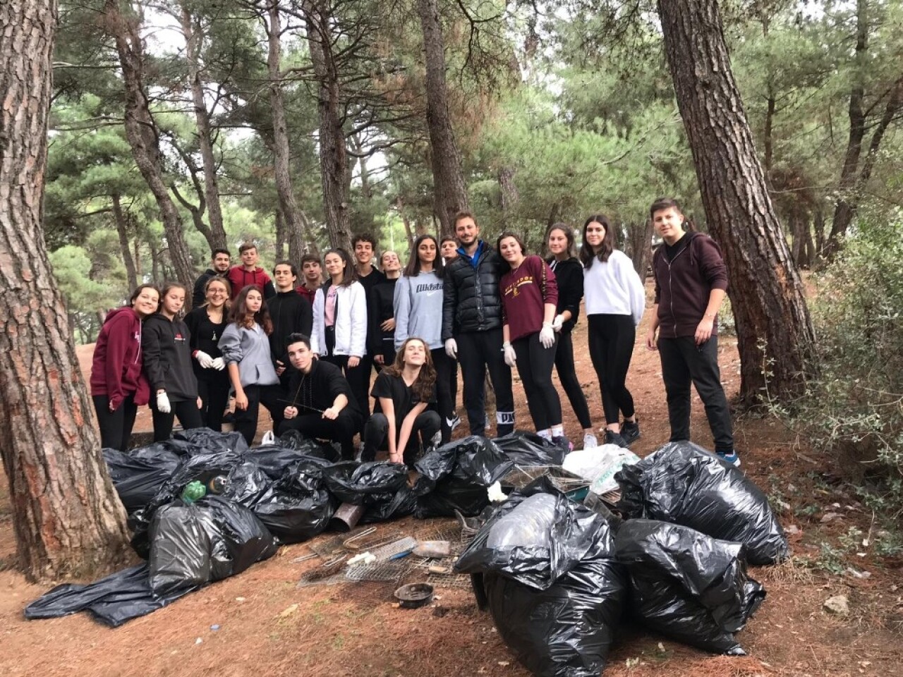 Doğaya atılan mangal, ızgara ve pet şişeler öğrenciler tarafından toplandı