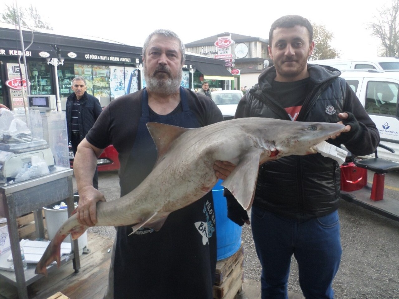 Düşmeyen balık fiyatları alıcısını azalttı