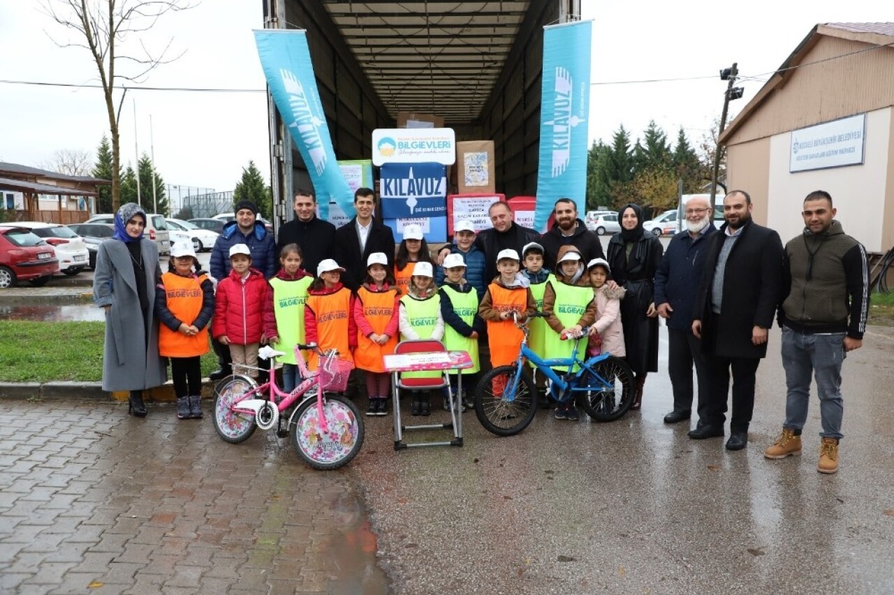 En sevdikleri oyuncaklarını Suriyeli kardeşlerine gönderdiler