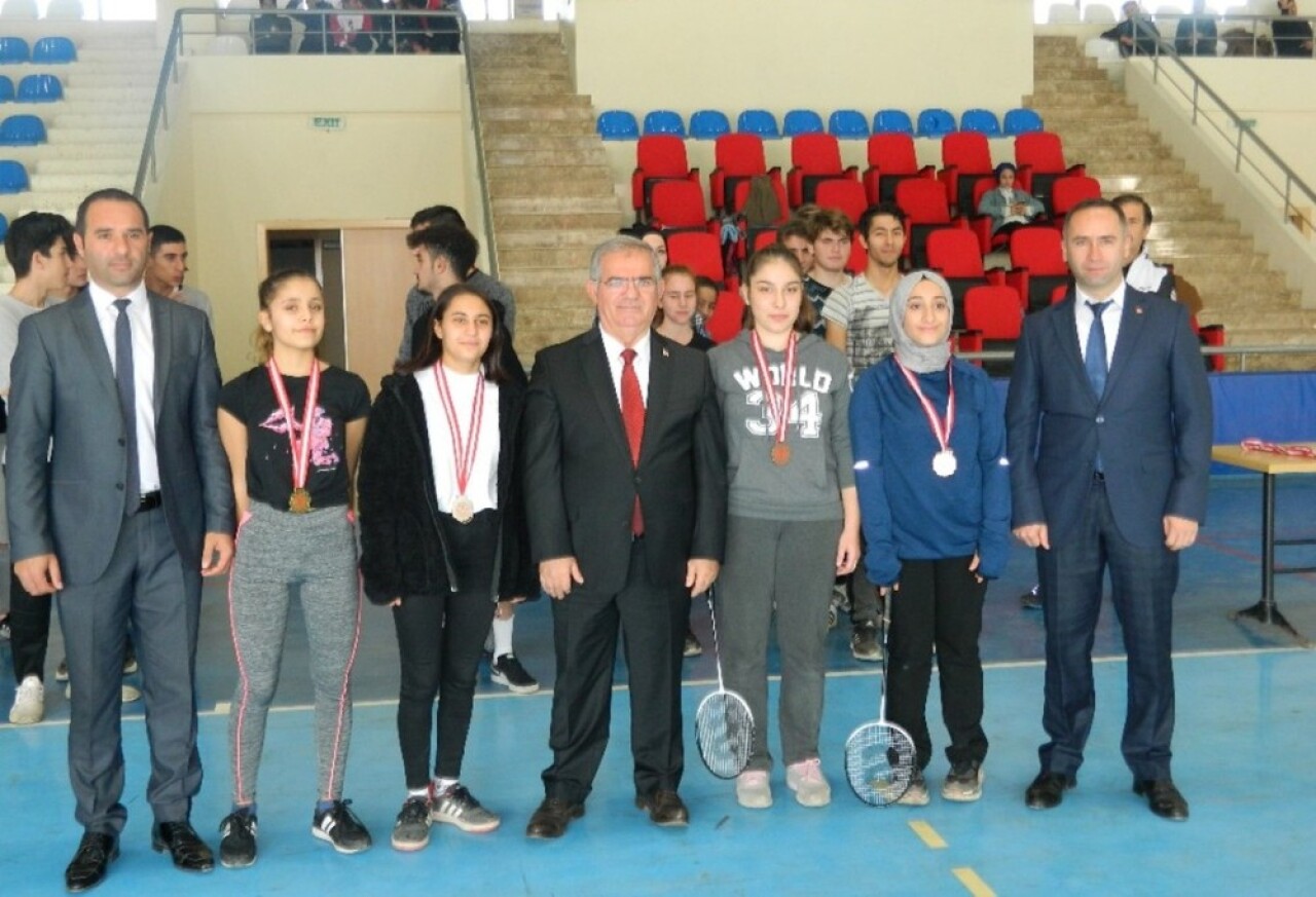 Erdek’te ‘Liselerarası Badminton Turnuvası’ sona erdi