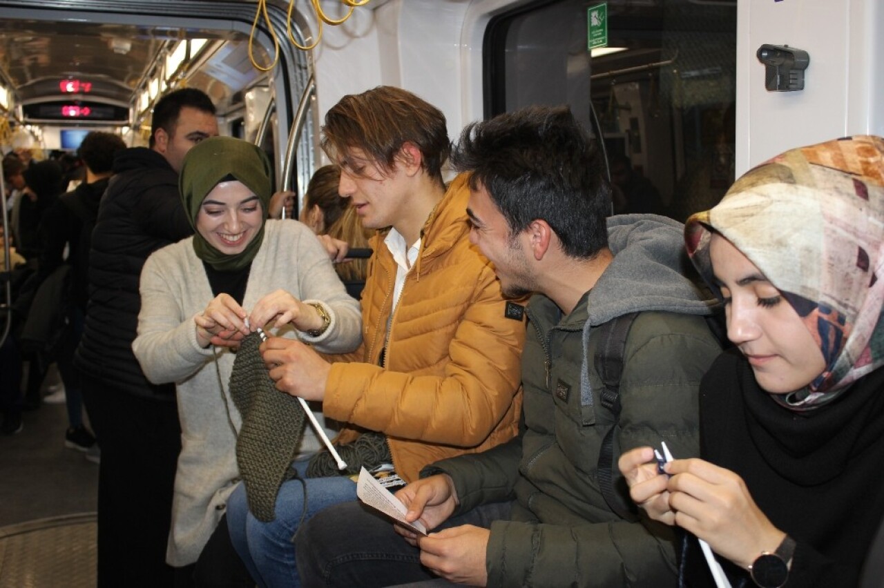 Farkındalık için tramvayda atkı, bere, eldiven ördüler