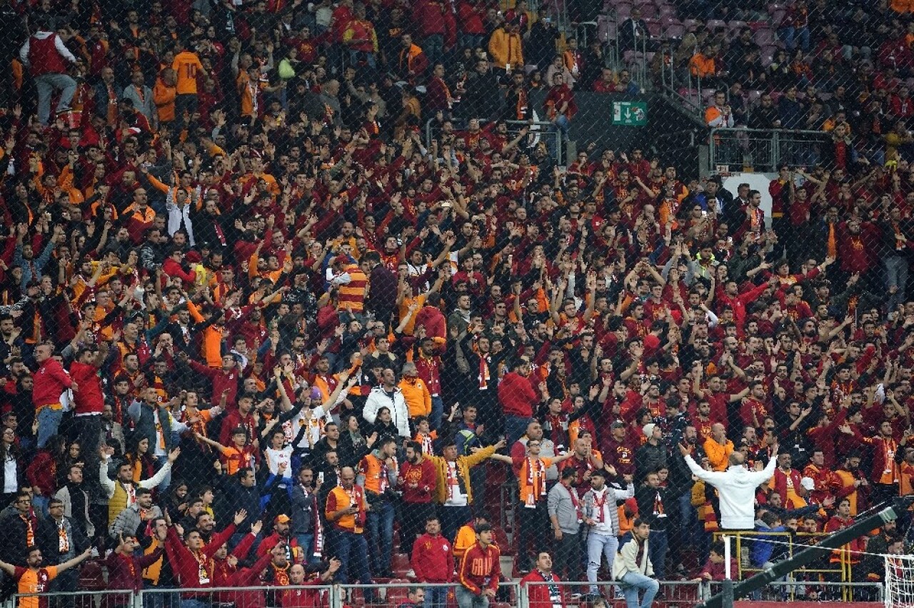 Galatasaray taraftarları iki takımı da tribüne çağırdı