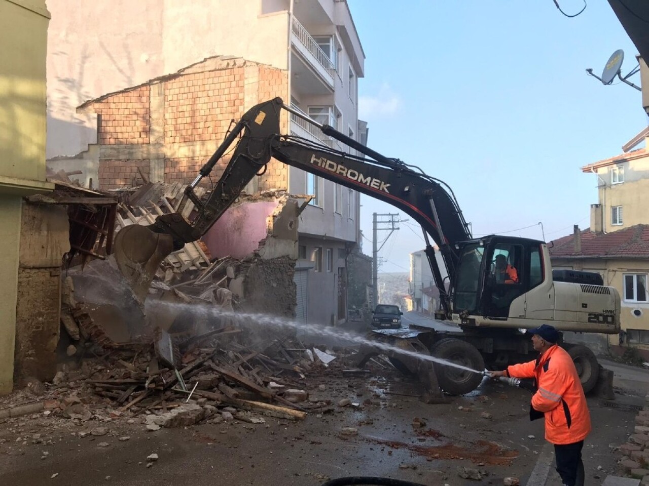 Gemlik Belediyesi’nden metruk bina temizliği