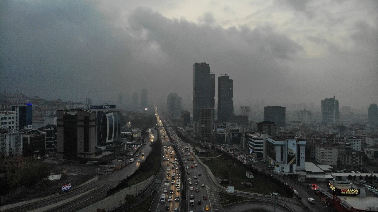 İstanbul güne sisle uyandı