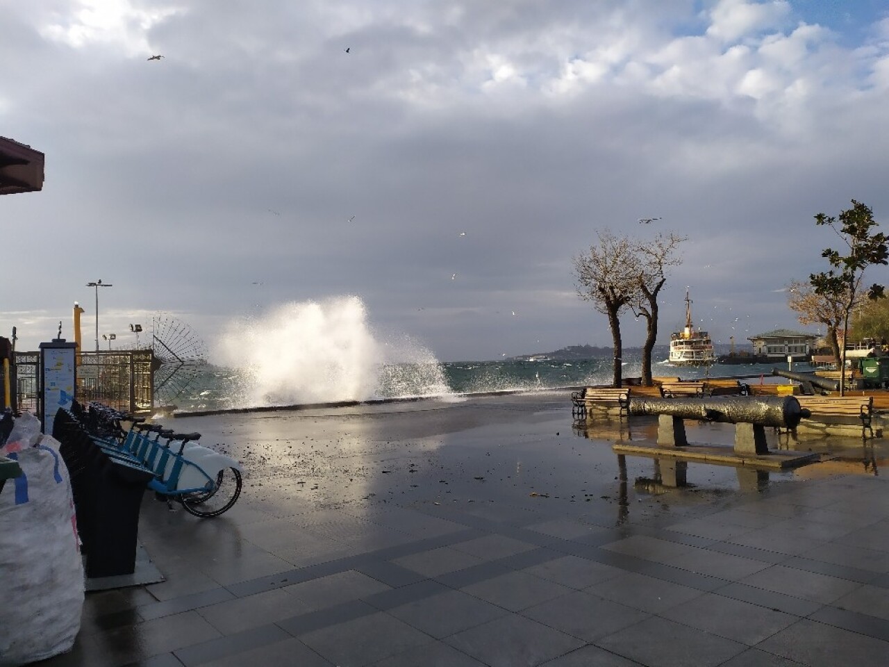 İstanbul’da şiddetli rüzgar nedeniyle bazı vapur seferleri iptal edildi