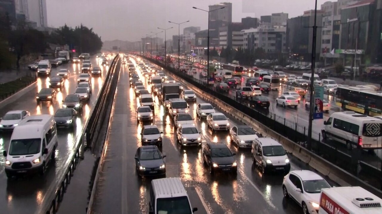 İstanbul’da yağmur hazırlıksız yakaladı