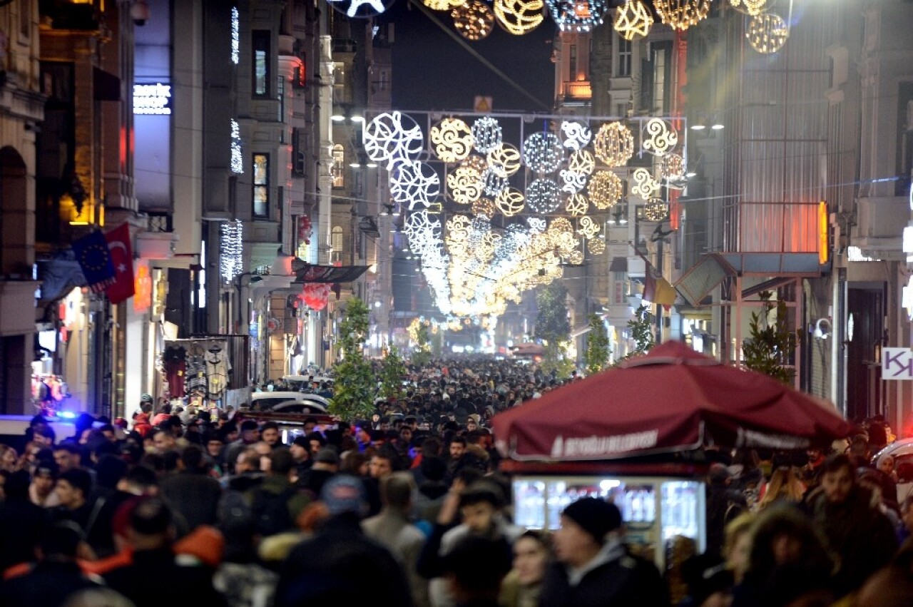 İstiklal Caddesi’ndeki yoğunluk fotoğraf karelerine yansıdı