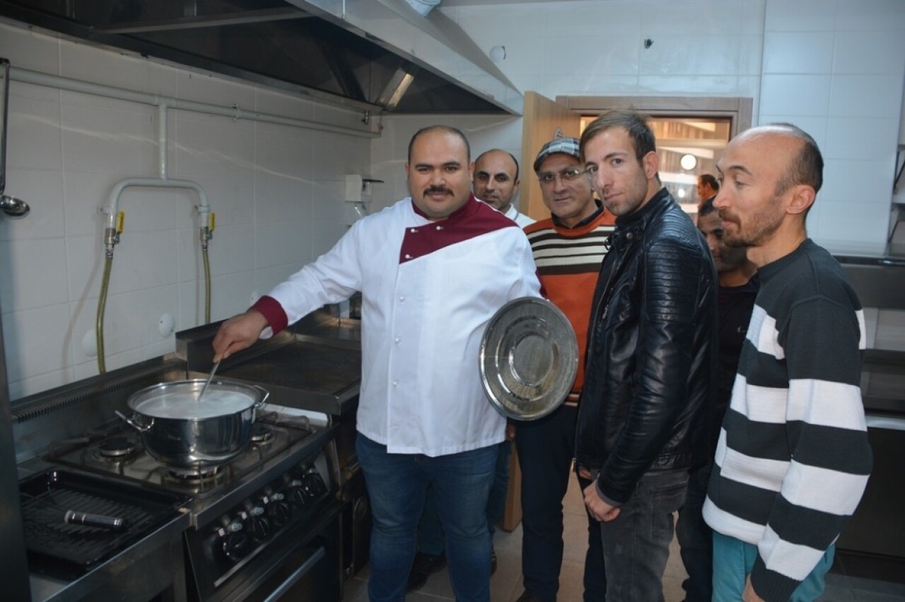 İzmit Belediyesi ‘Aşçı Çıraklığı’ projesi ile yükümlülere eğitim verdi