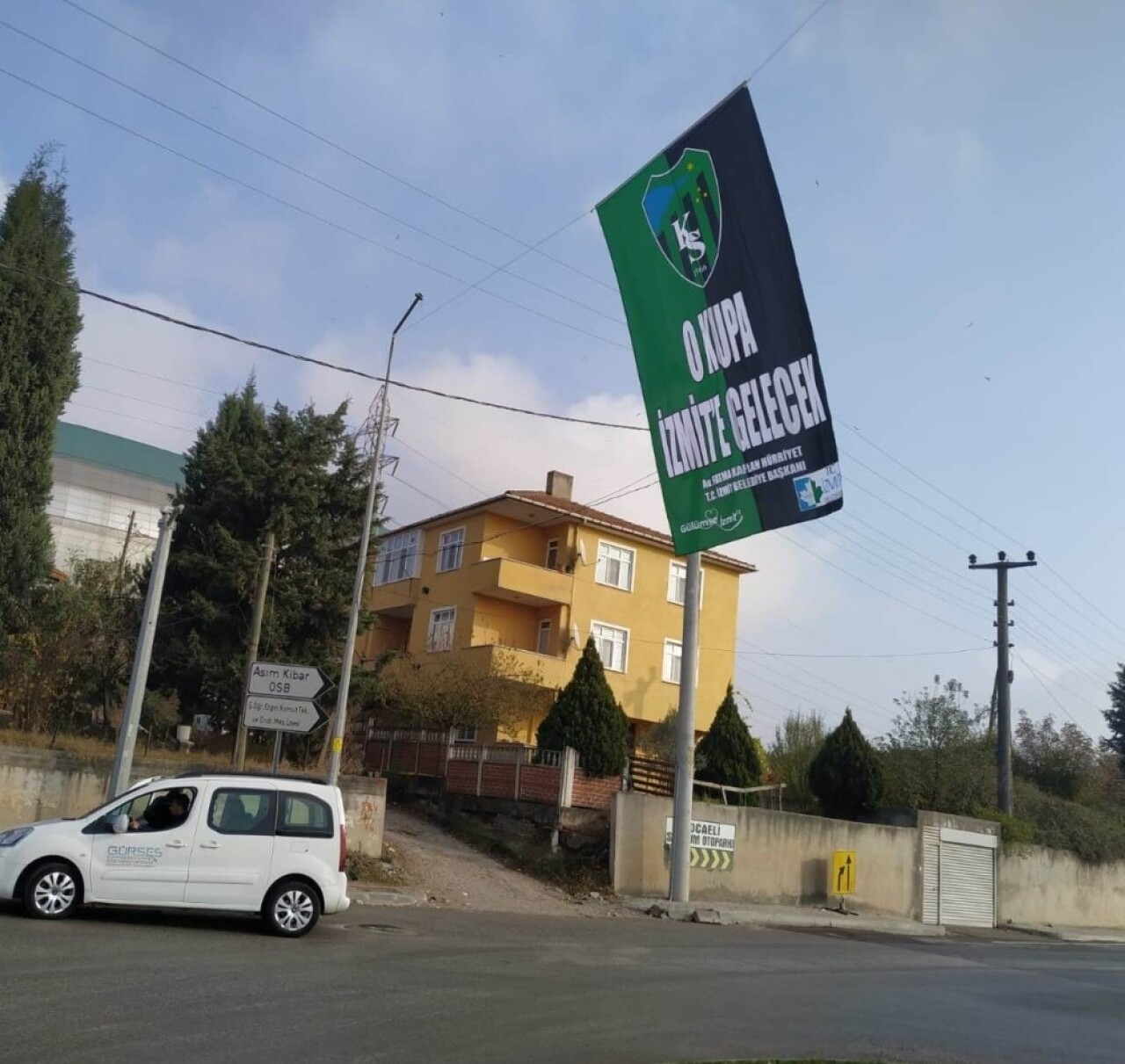 İzmit’in dört bir yanına “O kupa İzmit’e gelecek” pankartları asıldı
