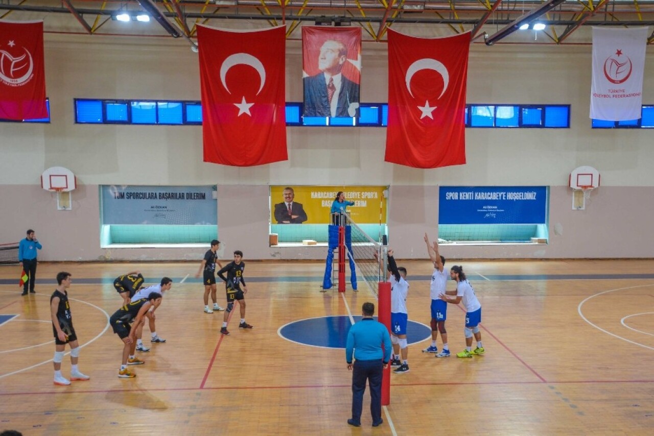 Karacabey Belediyespor Voleybol Takımı şampiyonluk yolunda