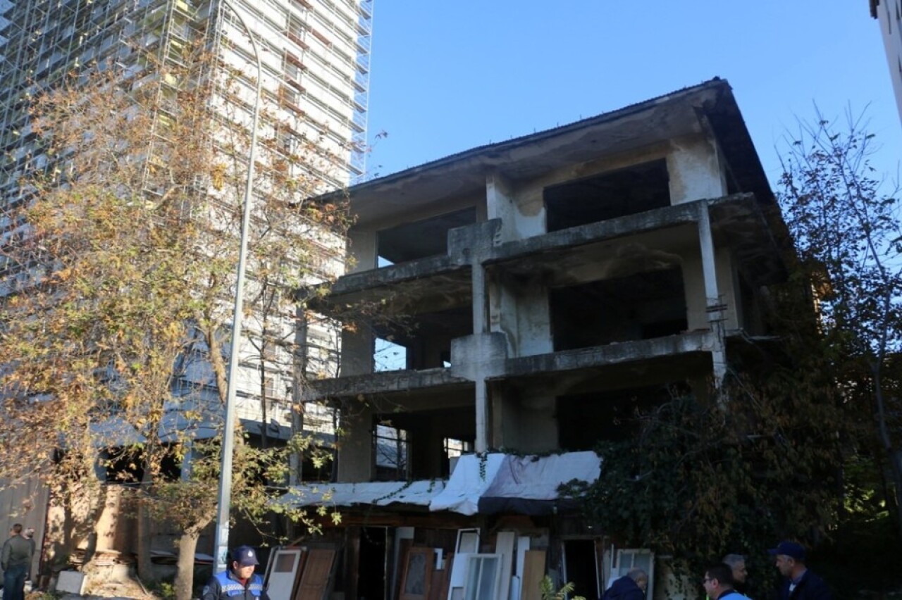Kartal’da çevreyi tehdit eden metruk yapıların yıkımına devam ediliyor