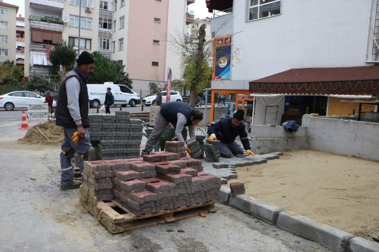 Kartal’da kaldırım yenileme ve yol bakım çalışmaları devam ediyor