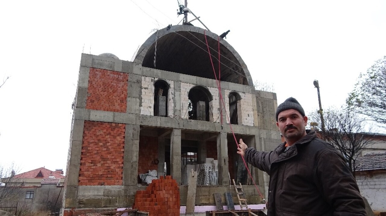 Köylü kadınlar ekmek yapıp satarak cami yaptırıyor