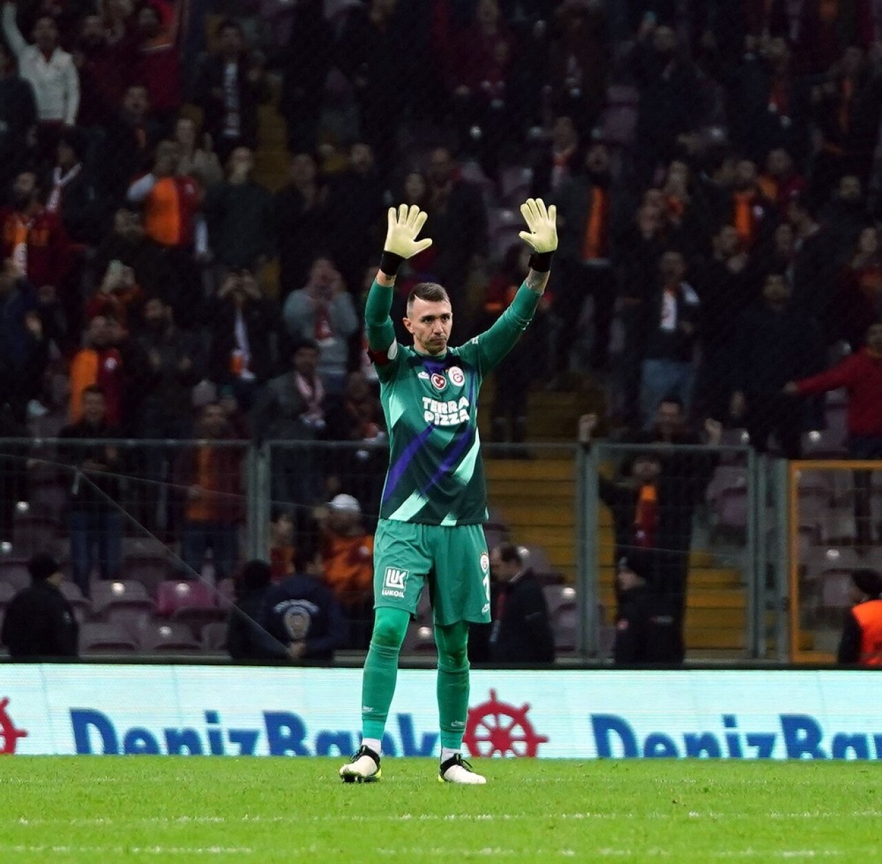 Maç sonu Muslera’dan 3’lü