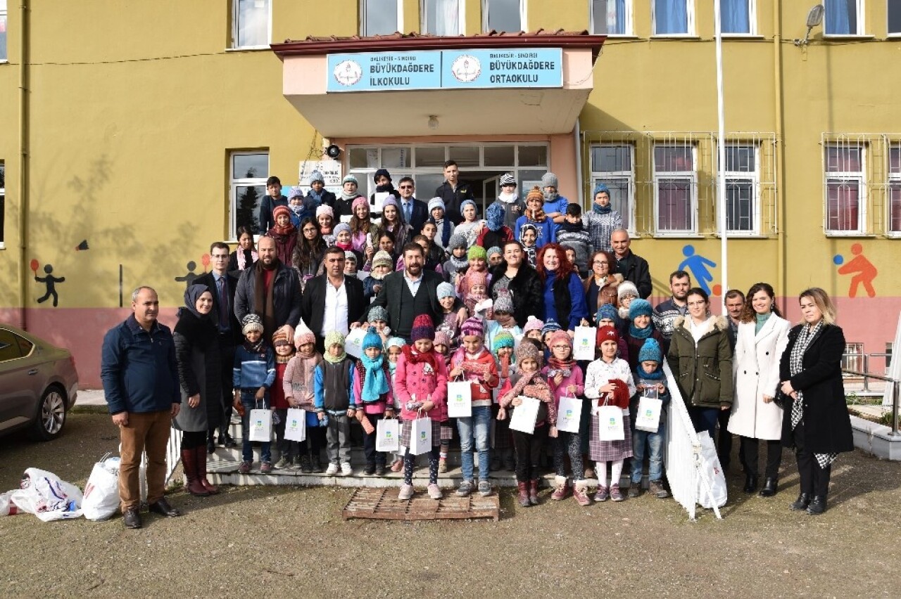 Mahalle kadınları çocuklar için ördü