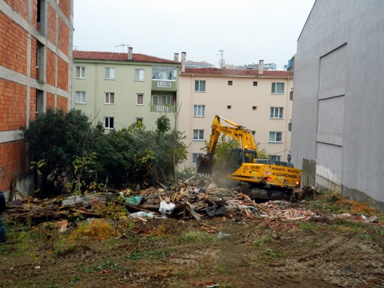 Mudanya’da tehlike oluşturan evler yıkılıyor