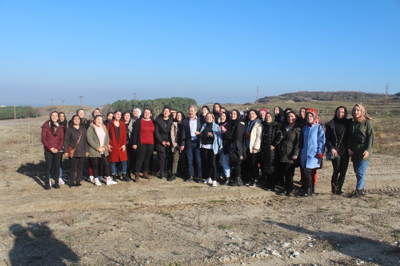 Öğrenciler gelecek için 500 fidanı toprakla buluşturdu