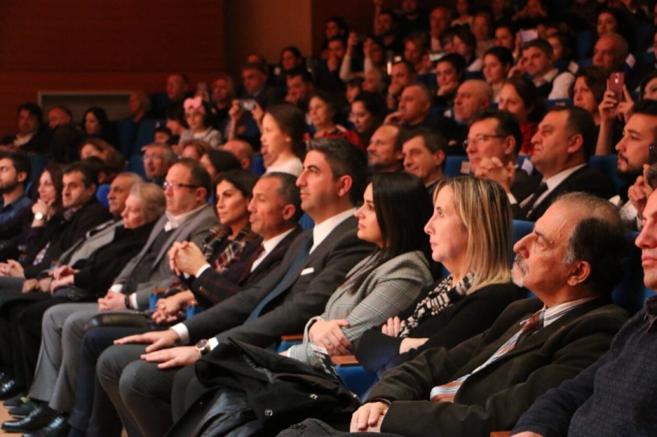 Orkestra şefi olan belediye başkanı heyecanlanınca renkli görüntüler oluştu