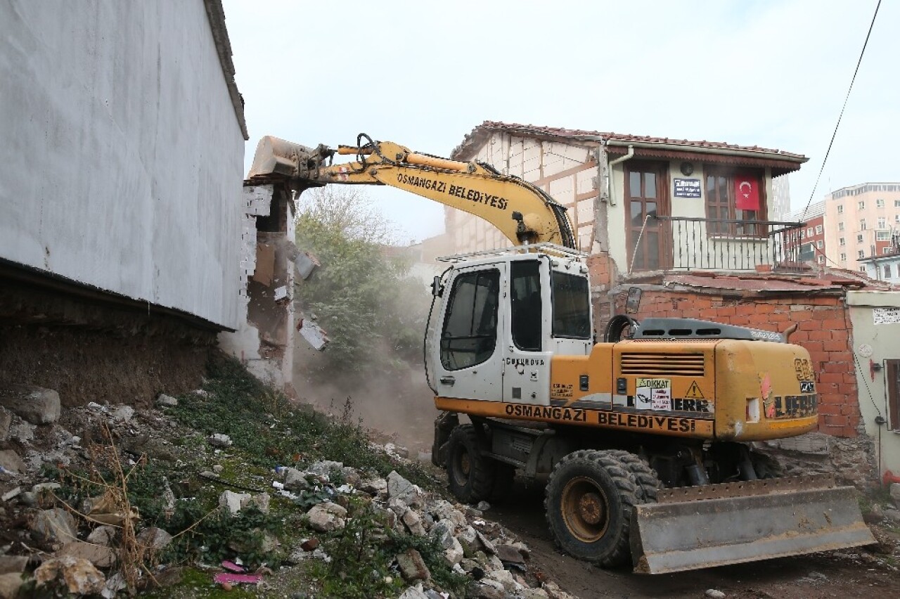 Osmangazi’de bir evin kaçak bölümü yıkıldı