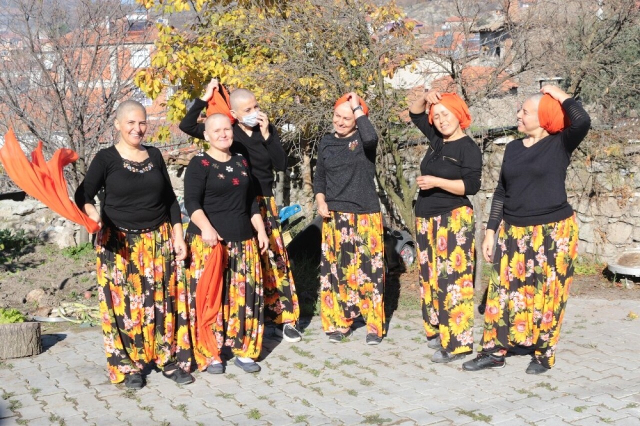 (Özel) Köylü kadınlar, kanserle savaşan arkadaşlarına destek için saçlarını kazıttı