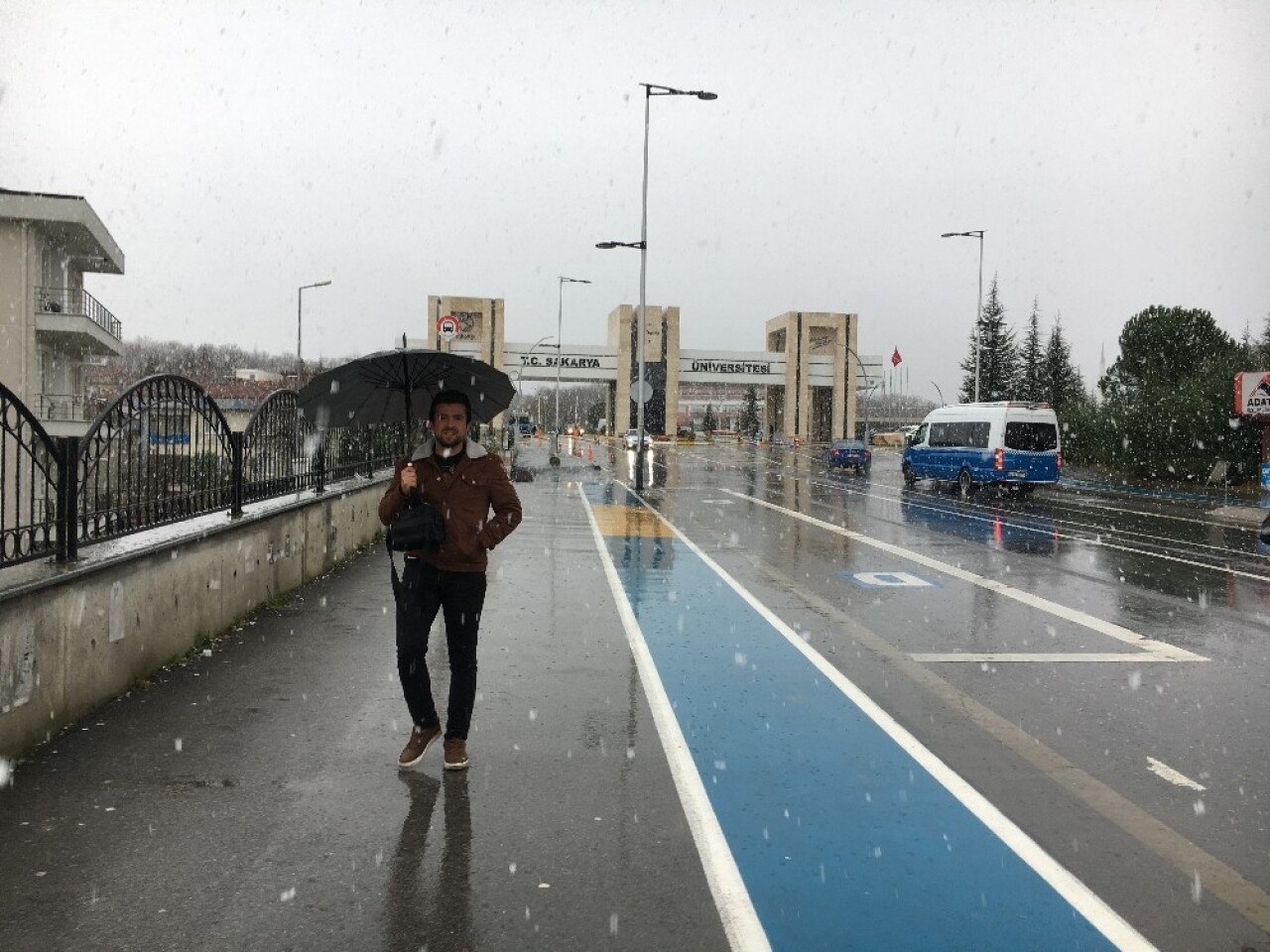 Sakarya Üniversitesi Kampüsü’nde mevsimin ilk karı yağdı