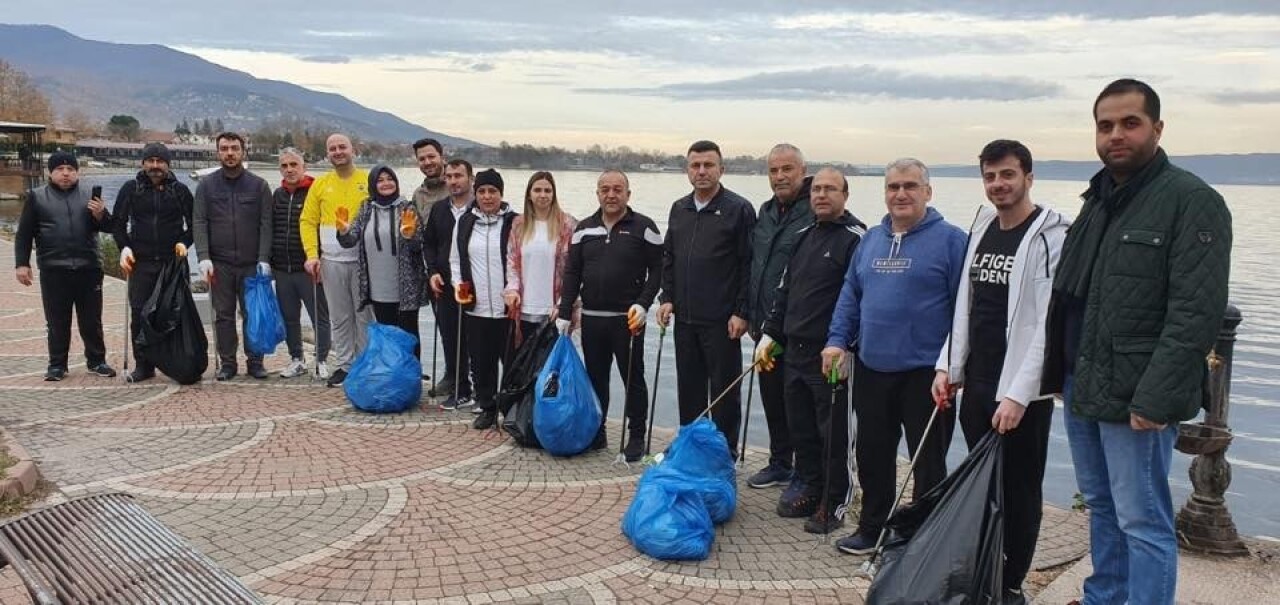 Sapanca Gölü çevresinde çöp topladılar