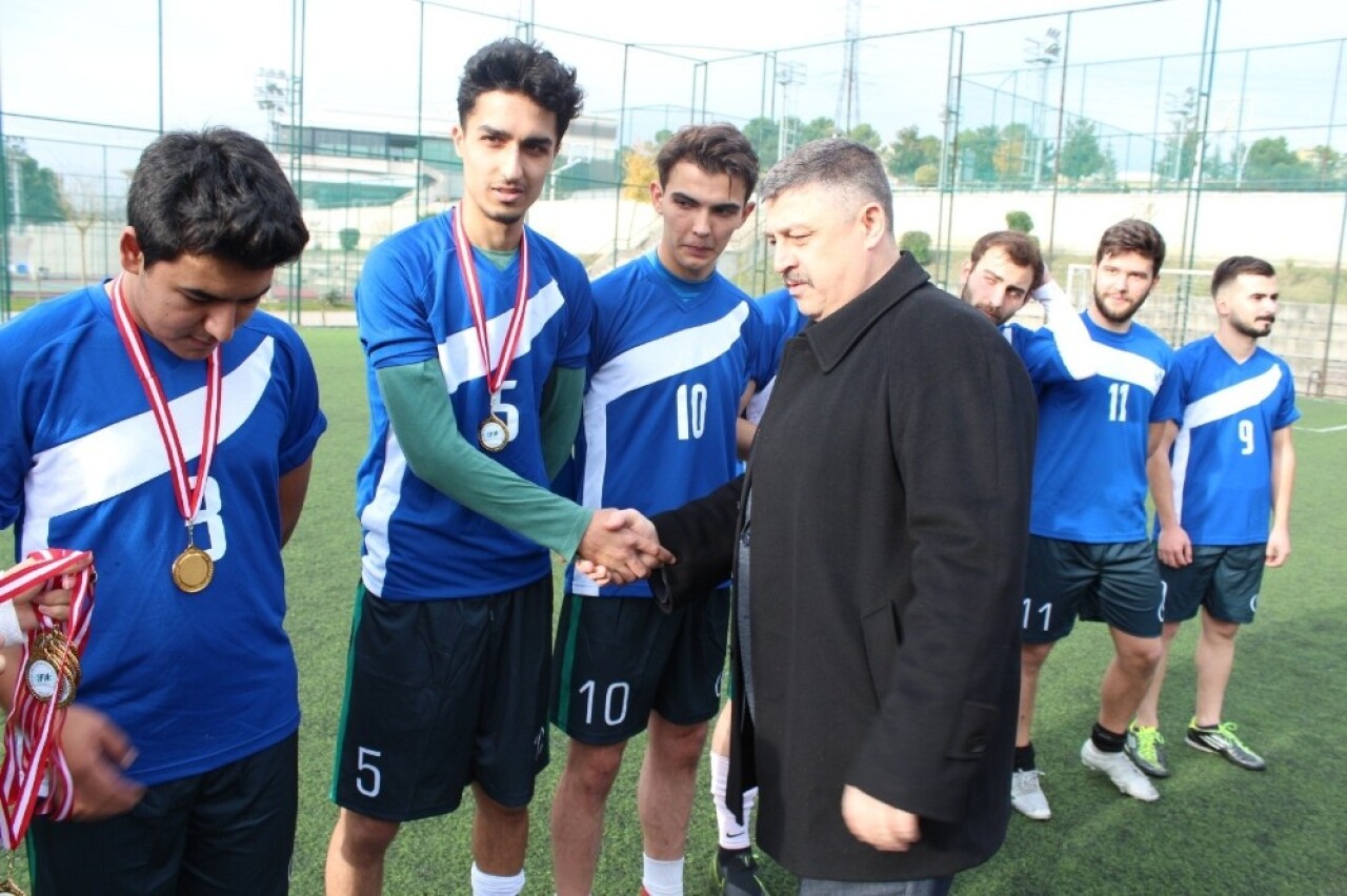 SAÜ’de, futbol turnuvası düzenlendi