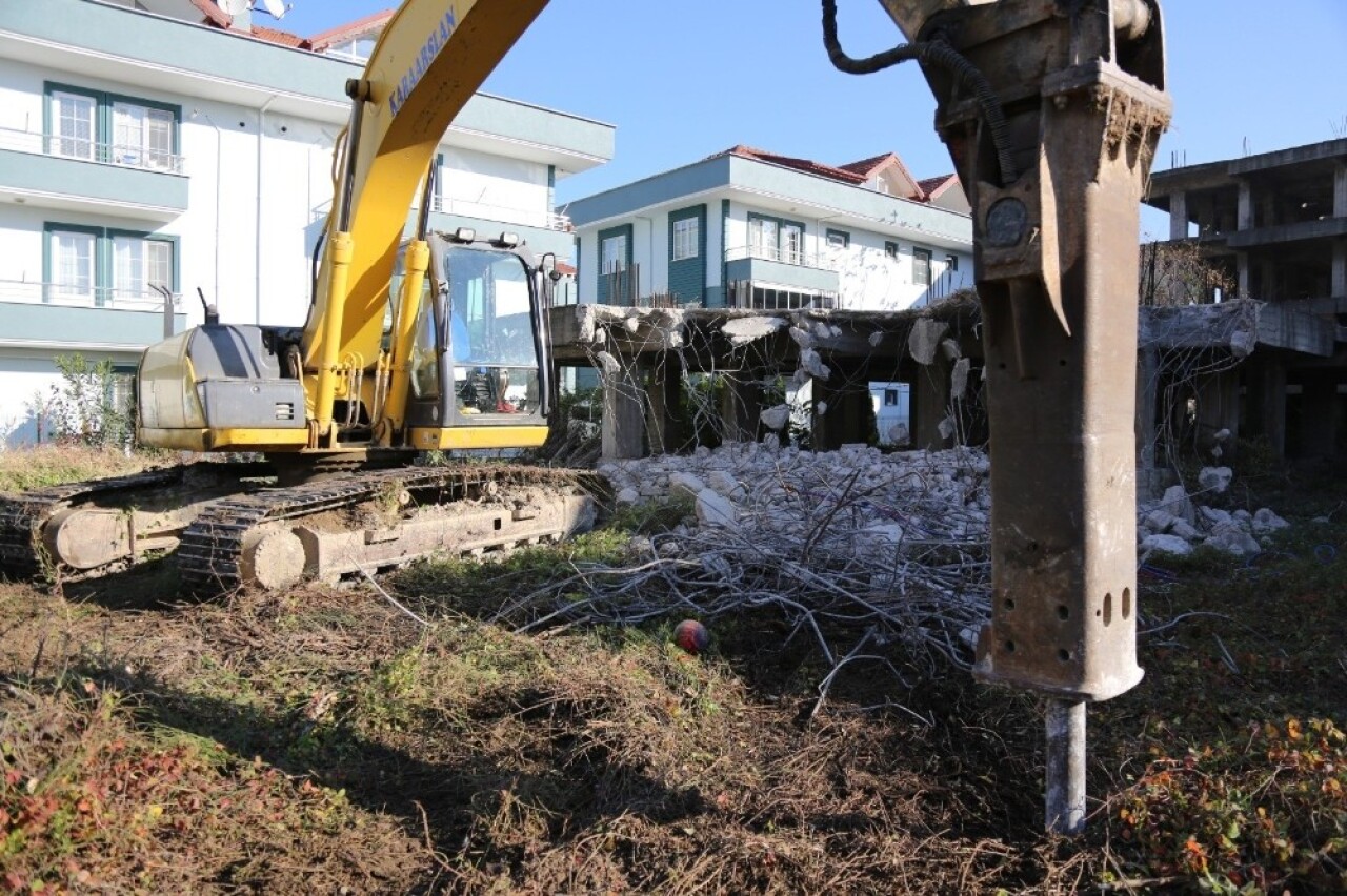 Serdivan’da metruk yapılara geçit yok