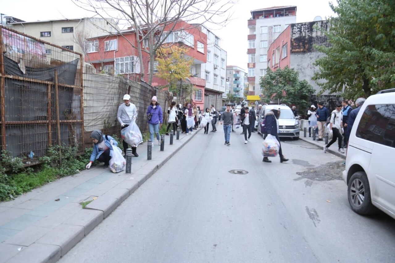 Toplum gönüllüsü 80 genç, Kanarya Mahallesi’nde atık topladı