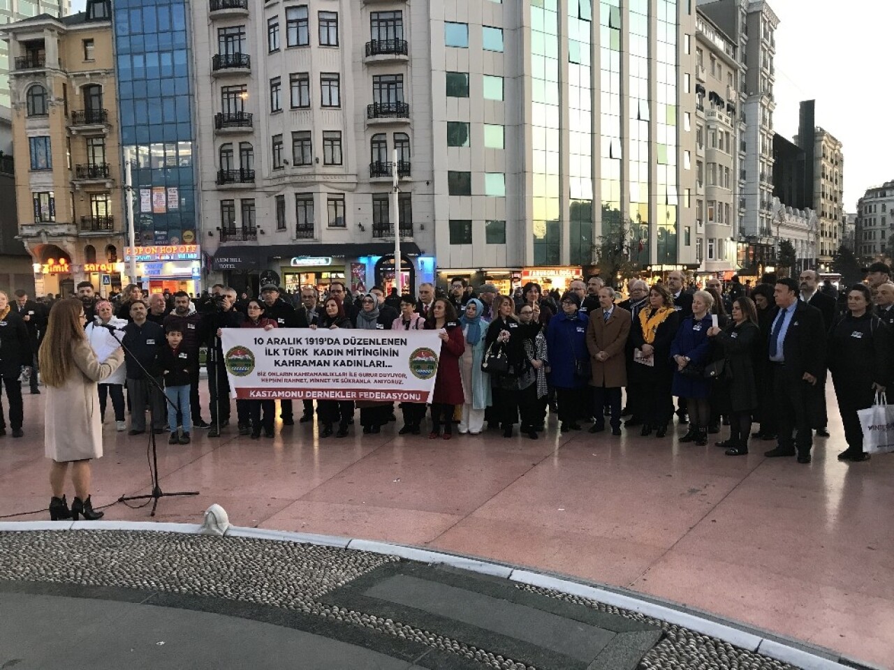 Türk tarihinin ilk kadın mitinginin yüzüncü yılı Taksim’de kutlandı