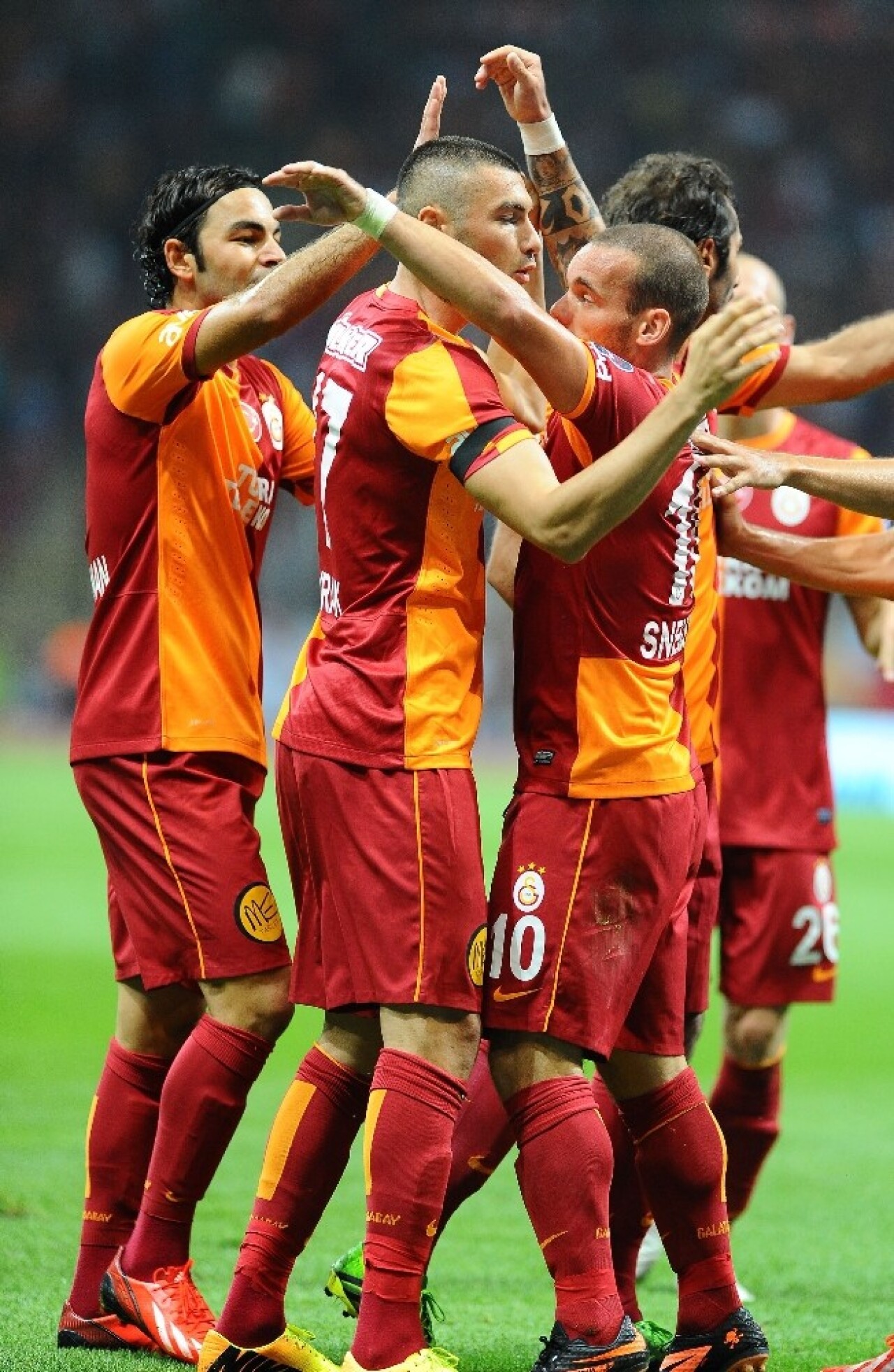 Wesley Sneijder, jübilesine Selçuk İnan ve Burak Yılmaz’ı çağırdı