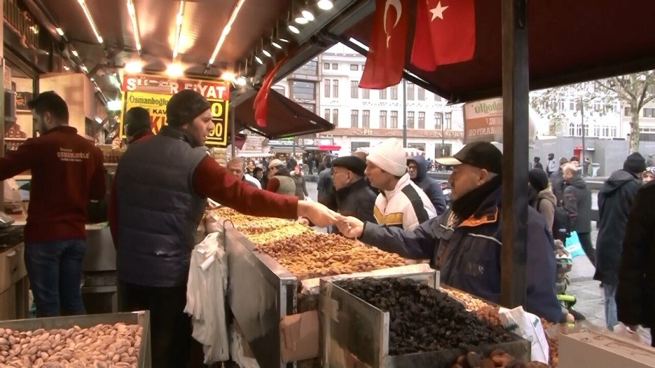 Yeni yıla saatler kala alışveriş hareketliliği sürüyor