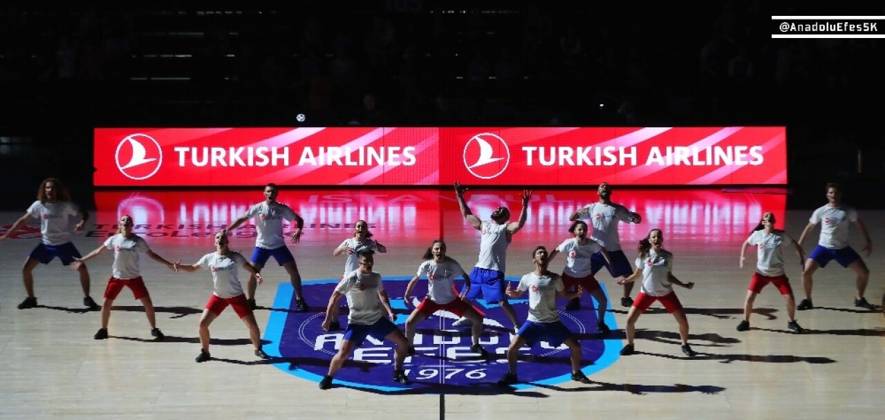 Anadolu Efes’in maçında gerçekleşen ’Kan Kanseri Mücadele Dansı’ büyük alkış topladı