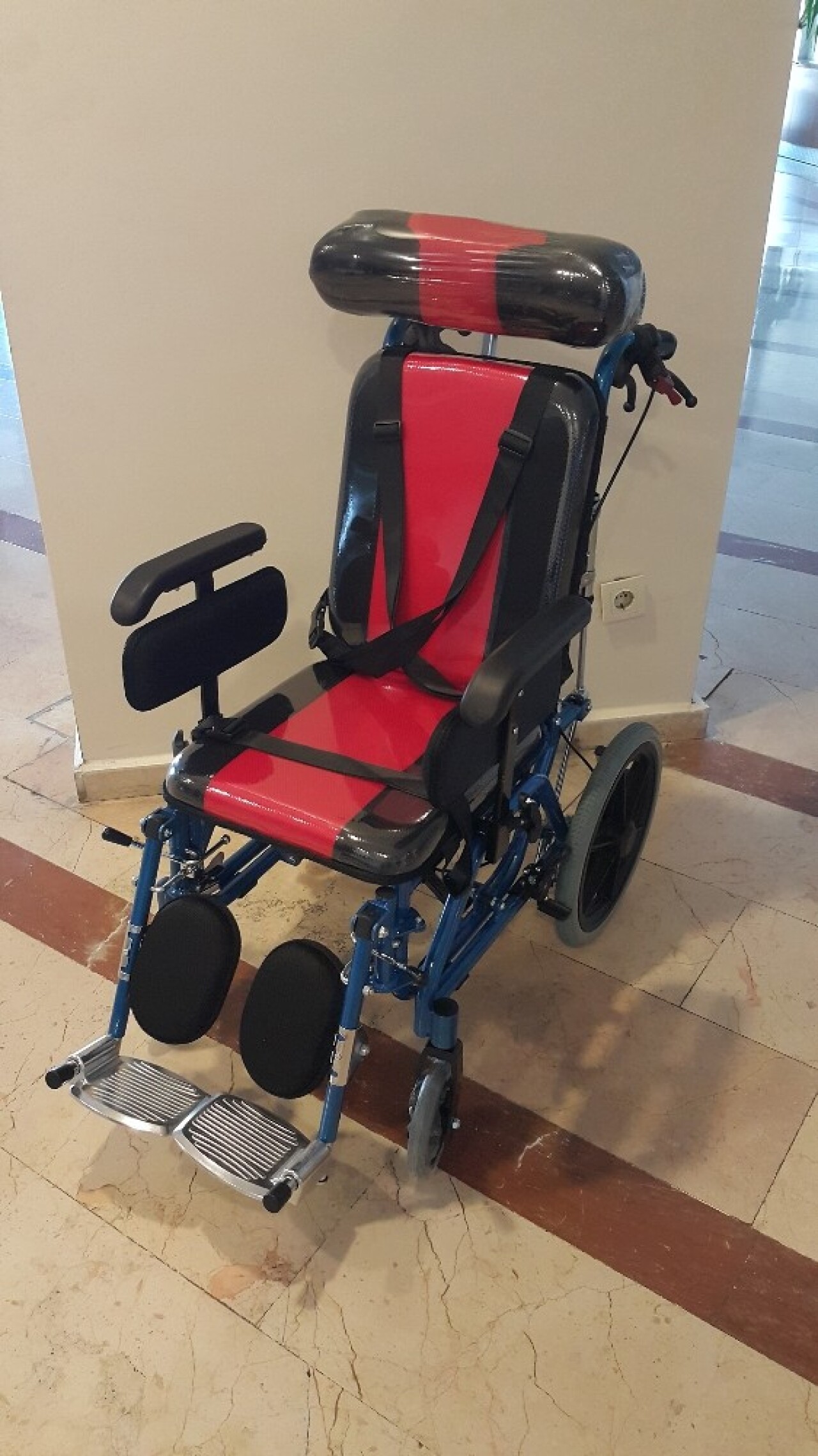 Atıklar tekerlekli sandalye oldu