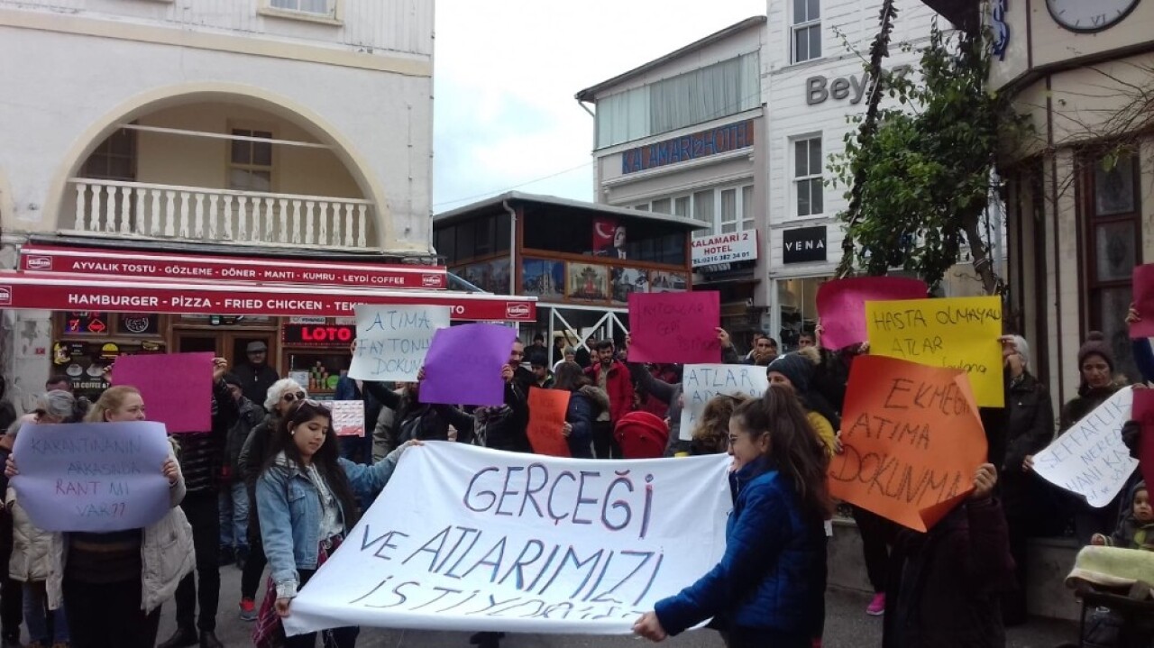 Atlı faytonları geri isteyen ada sakinleri ile faytoncular gösteri düzenledi