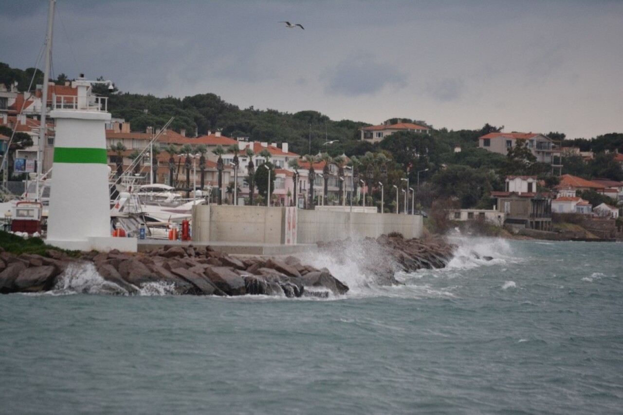 Ayvalık’ta şiddetli fırtına hayatı olumsuz etkiliyor