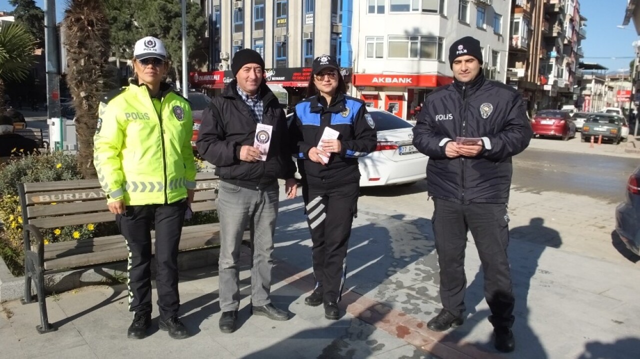 Balıkesir’de, Kadın Polisler, kadın şiddetine dikkat çekmek için broşür dağıttı